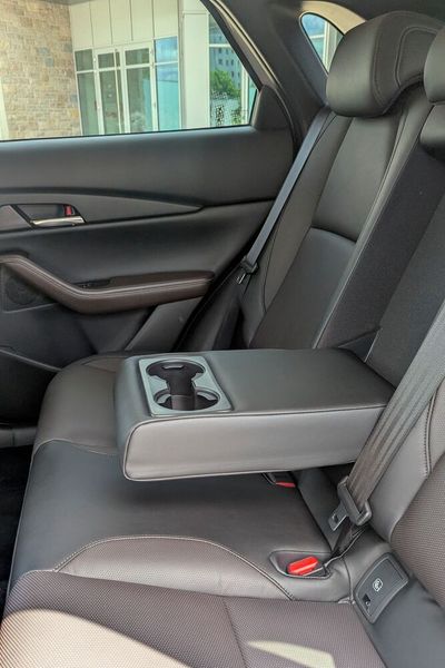 Die zweifarbige Gestaltung findet sich auch der Rückbank. In der Mitte lässt sich eine Armlehne mit Getränkehalterung ausklappen.  (Bild: Simon – VCG)