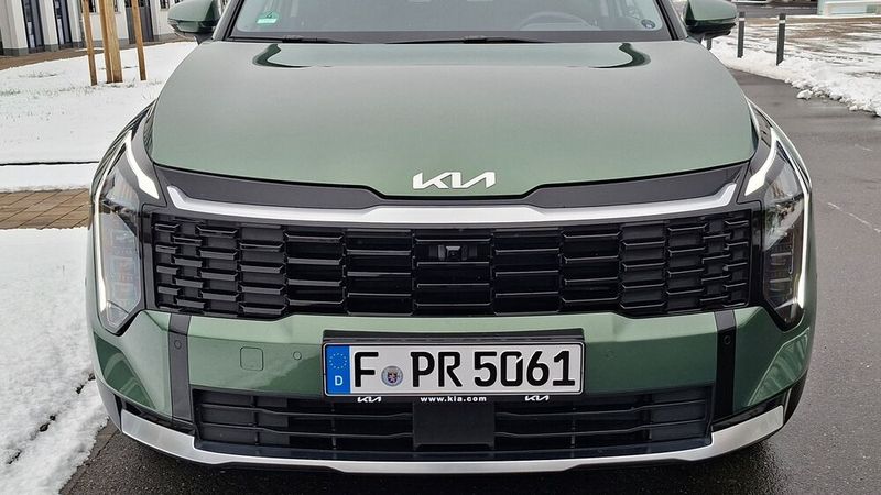 Der Preis: In der Einstiegsversion kosten sowohl der abgebildete Kia Sportage als auch der Nissan Qashqai rund 35.000 Euro. Der getestete Kia Sportage-Benziner in der Top-Ausstattung Spirit kostete 43.560 Euro. (Bild: Dominsky – VCG)