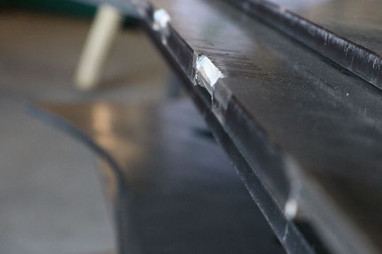 So sieht eine per Trumpf-Kanenformer optimal für den Schweißprozess vorbereitete Fase an einem Blechbauteil aus. Das hat auch der Luxustreppenbauer Metallart entdeckt. Hier ein kleiner Erfahrungsbericht.(Bild:  Trumpf)