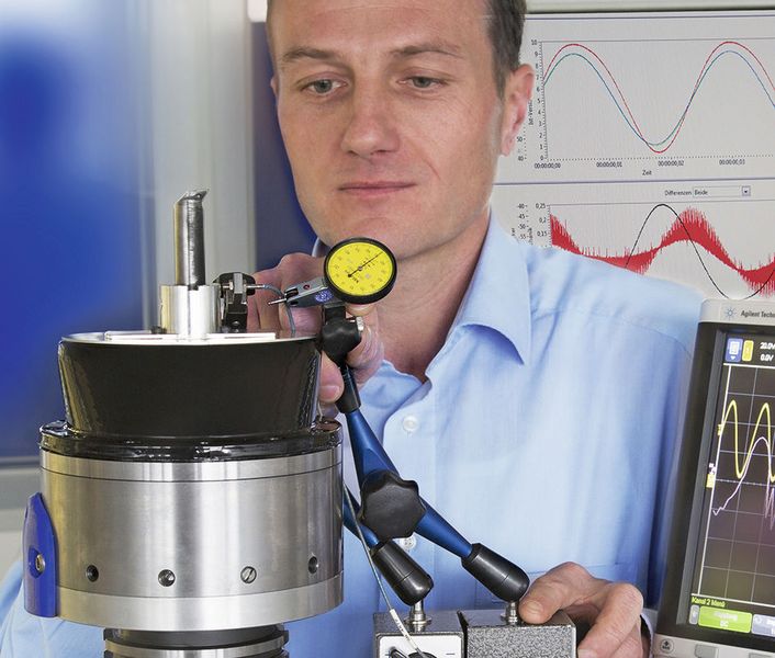 Bernd Essig, Leiter Entwicklung Mechatronische Systeme bei Mapal, beim Vermessen der Spezifikationen des Aussteuerwerkzeugs Tooltronic-CAT. (Bild: Mapal)