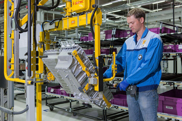 Fertigung von E-Antriebskomponenten: Gehäuse Vormontage des Hochvoltspeichers (Bild: BMW)