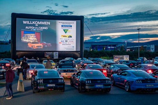 Den Ford-Store im Blick: Auf der 16 mal 8 Meter großen Leinwand kamen die Mustang-Kultfilme gut zur Geltung.(Bild:  obs/Ford-Werke GmbH/Stadtleben.Media)