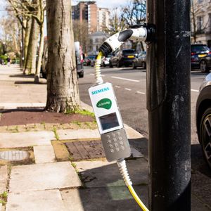 Um das Auto am Parkplatz zu laden, baut Siemens Straßenlaternen zu Ladepunkten um.(Bild:  Siemens)
