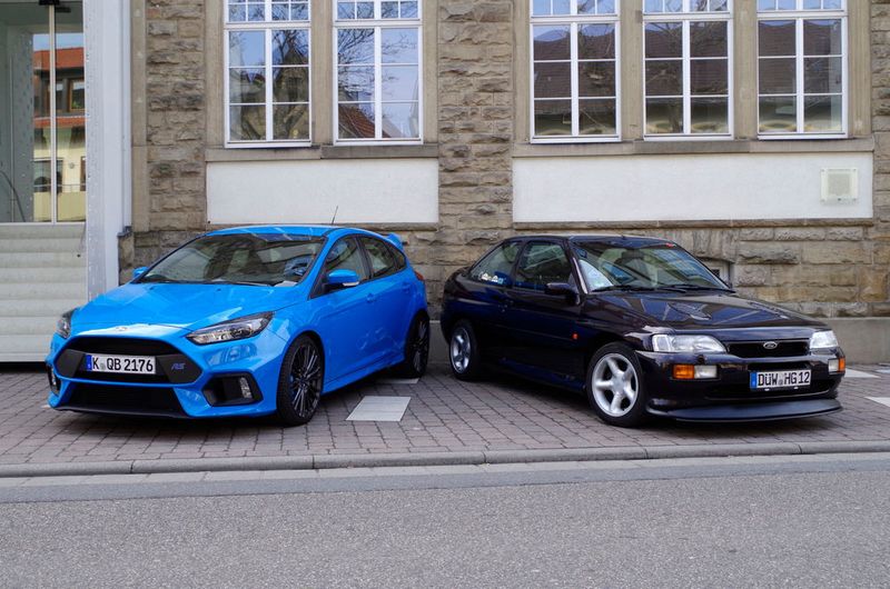 Ein Klassiker und sein aktueller Nachfahre: der Ford Escort Cosworth (rechts) und der Ford Focus RS. (Patrick Broich/SP-X)