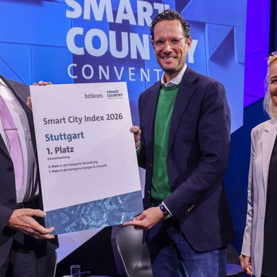 CIO Bönig und Bürgermeister Mayer nahmen die Auszeichnung Stuttgarts als Deutschlands digitalste Stadt entgegen. (Bild: © Messe Berlin GmbH)