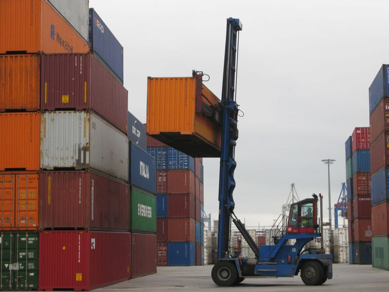 Nach und nach werden ab sofort sämtliche Container-Transportfahrzeuge des Container Terminals Burchardkai im Hamburger Hafen mit dem Ortungssystem der Symeo GmbH ausgestattet. Bild: Symeo (Archiv: Vogel Business Media)