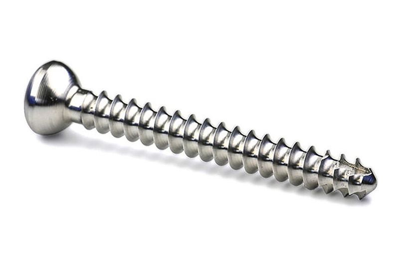 Typische Langdrehteile, links Knochenschrauben mit Schneckengewinde, rechts medizinische Implantate. (Utilis)
