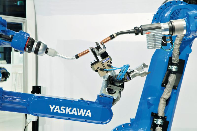 Der Einsatz von Simulation und Offline-Programmierung damit vor allem in mittelständischen Fertigungsbetrieben mit häufigen Produktwechseln interessant, etwa in der Blechbearbeitung. (Yaskawa)