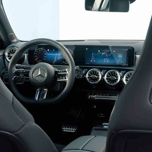 Im Innenraum gibt es ein neues Lenkrad.(Bild:  Mercedes-Benz)