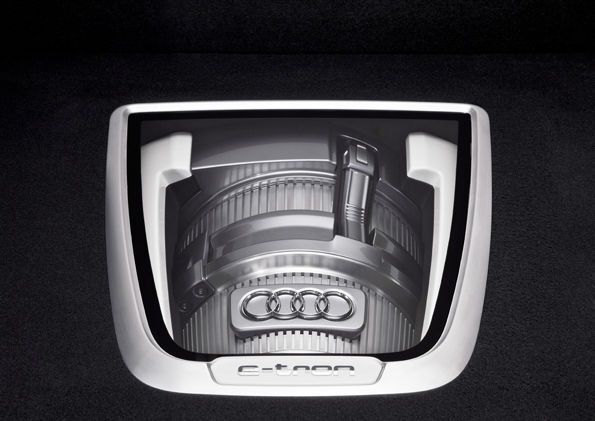 Ein kompakter Wankelmotor im Heck dient als Range Extender. (Archiv: Vogel Business Media)