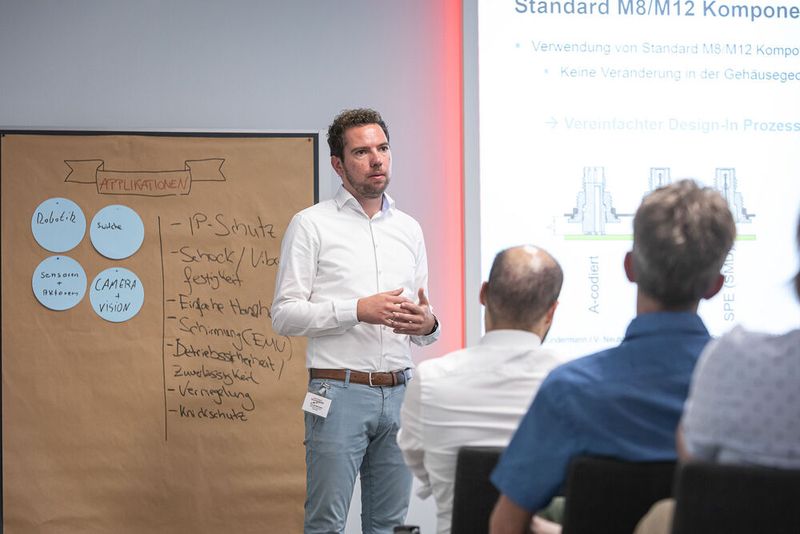 16. Anwenderkongress Steckverbinder. Auf dem Steckverbinderkongress 2022 konnten die Teilnehmer zwischen vier hands-on Workshops wählen – Dichtheitsprüfung, Crimpen, Kabelkonfektionierung und Single Pair Ethernet. (Bild: Elektronikpraxis)