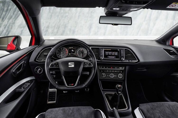 Eigenständiges Wohlfühl-Ambiente: Die solide Ausstattung des Cockpits verspricht VW-Qualität. Mit an Bord sind auch die aus dem Mutterkonzern bekannten Assistenzsysteme wie z.B. autonomes Bremssystem und aktiver Spurhalte-Warner. (Foto: Seat)