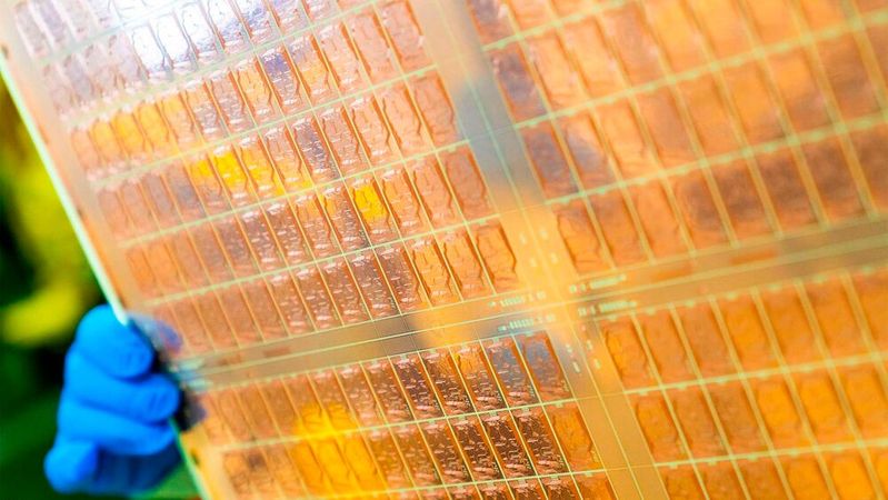 Glassubstrate sollen künftig komplexere Chip-Packages mit hoher Verbindungsdichte ermöglichen: Intels neues Patent beschreibt darüber hinaus die Integration von MicroLEDs und Through-Glass Vias direkt in solche Trägerstrukturen.(Bild:  Intel)