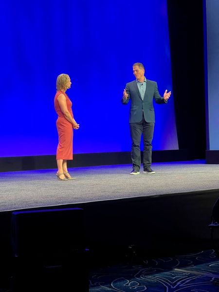Denise Millard (Chief Partner Officer bei Dell technologies) und Michael Dell (Gründer und CEO des Unternehmens) sprechen auf der Bühne über die Bedeutung eines starken Partnerökosystems (Bild: Paula Breukel)