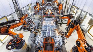 Weld spatter can occur in the body shop in Neckarsulm. An image-processing AI helps to detect these potential metal deposits. (Image:Audi AG)