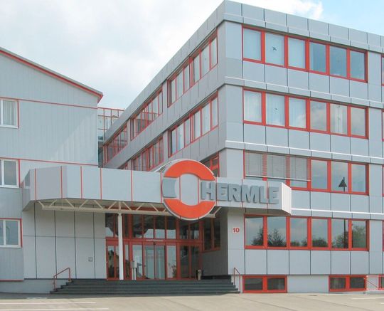 Hinter diesen Mauern atmet man derzeit etwas auf. Denn der Maschinenbauer Hermle aus Gosheim schnitt im letzten Jahr besser ab, als gedacht ...(Bild:  Hermle)