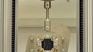 Mit dem Schubrahmen der Grasse Zur Ingenieurgesellschaft (GZI), hier im Einsatz in einer Standard-Zugprüfmaschine, werden Schubspannungen praxisorientierer ermittelt. (Bild: CCeV)