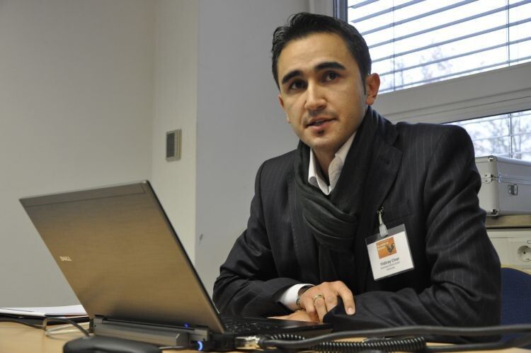 Seefelder erarbeitete mit Verkaufsleiter Yildiray Cinar eine optimierte Lösung für die Fahrzeugverwaltung im Autohaus Brenk. (Foto: Richter)