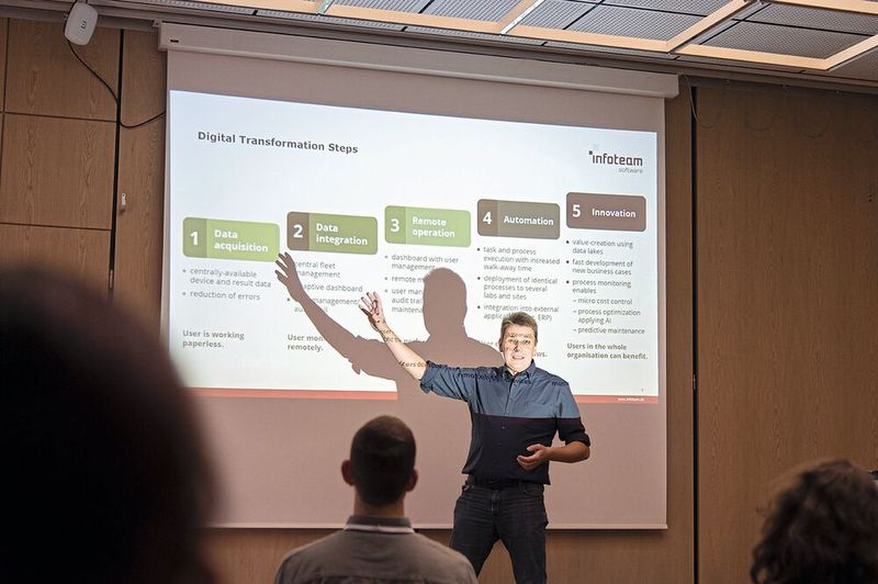 So stellte etwa Albrecht Liebscher von der Infoteam Software AG vor, wie ein paar Zeilen Python-Code die Laborarbeit erleichtern können.    Mehr Infos zu den kommenden LAB-SUPPLY-Messen finden Sie auf www.lab-supply.info (Bild: Stefan Stark)