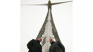 Die Schließringbolzen werden nun auch beim Bau von Gittermasttürmen für Windenergieanlagen eingesetzt. Im Bild: Alexander Petri von Aloca und Detlef Bengs von Butzkies. (Bild: Alcoa Fastening Systems)