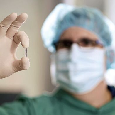 Miniaturisierung:  Der implantierbare Hirndrucksensor (Kitea-Sensor) wiegt nur rund 0,3 Gramm. Die sicherheitskritische Elektronik ist hermetisch in einem biokompatiblen Glasgehäuse versiegelt. (Bild: Parasoft)