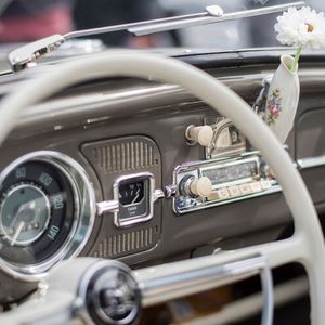 Die Infos beim Blick ins Cockpit eines frühen Käfers sind noch überschaubar.(Bild:  Volkswagen AG)