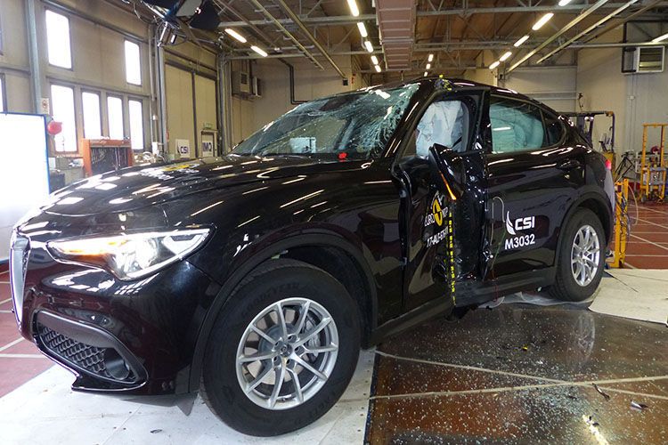 Im Test erreichte der Stelvio den Bestwert von 97 Prozent bei der Fahrersicherheit. Die Fußgängersicherheit lag bei 71 Prozent. (NCAP)