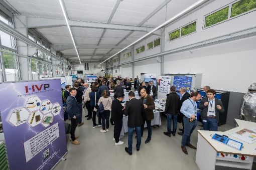 During an in-house exhibition, the participating companies showcased their products and  solutions. (Source: DLR)