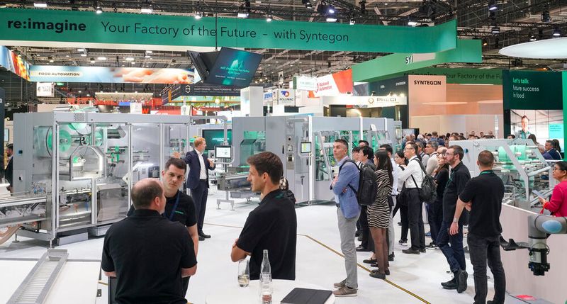Zur Interpack präsentierte Syntegon ihre Vesion der Factory of the Future. „NeXt“ versteht sich nicht als einzelne Maschinenplattform, sondern als integrative Automationslösung, die Maschinen, nahtlose Bedienkonzepte und KI- / datenbasierte Entscheidungsunterstützung in einem operativen Ökosystem miteinander verbindet. Die HFX für Schlauchbeutelverpackung und die TRX für Topload-Kartonierung sind zwei zentrale Systemkomponenten, anhand deren Syntegons Version einer „Lights-out-Factury“ greifbar wurde. Im Pharmabereich stand das neue Konzept „SynTiso“ für handschuhlose aseptische Abfüllung unter strenger Beobachtung im Mittelpunkt. (Bild: Messe Düsseldorf / Tillmann)