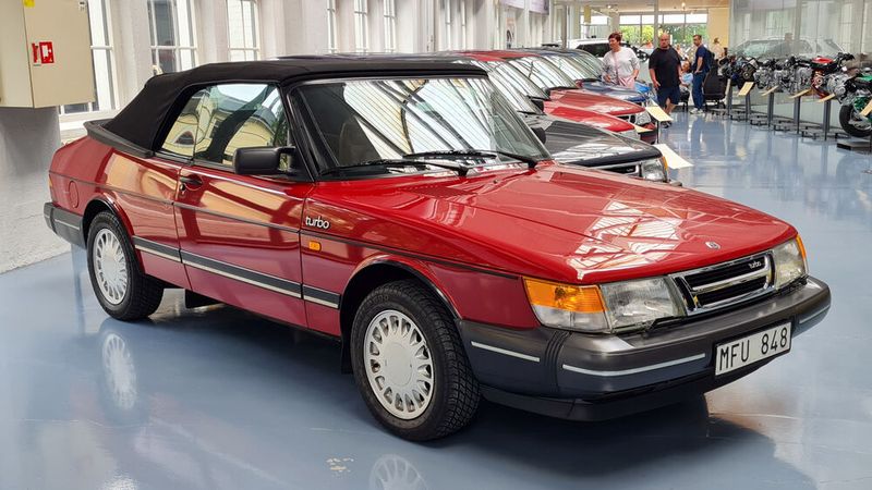 Der Saab 900 war ein großer Erfolg für Saab. Im Rahmen zweier Generationen wurde er von 1978 bis Anfang 1998 gebaut - die erste Generation bis 1994. Von ihr entstanden insgesamt 908.810 Exemplare. Das 1986 präsentierte Cabriolet war vor allem in den USA populär. (Bild: Autoren-Union Mobilität/Michael Kirchberger)