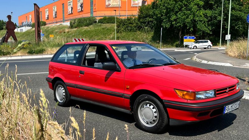 1988 wurde in Deutschland die dritte Colt-Generation „C50“ vorgestellt und dies ausschließlich als Dreitürer in sportiver Form mit gestreckter Motorhaube. (Bild: autodrom)