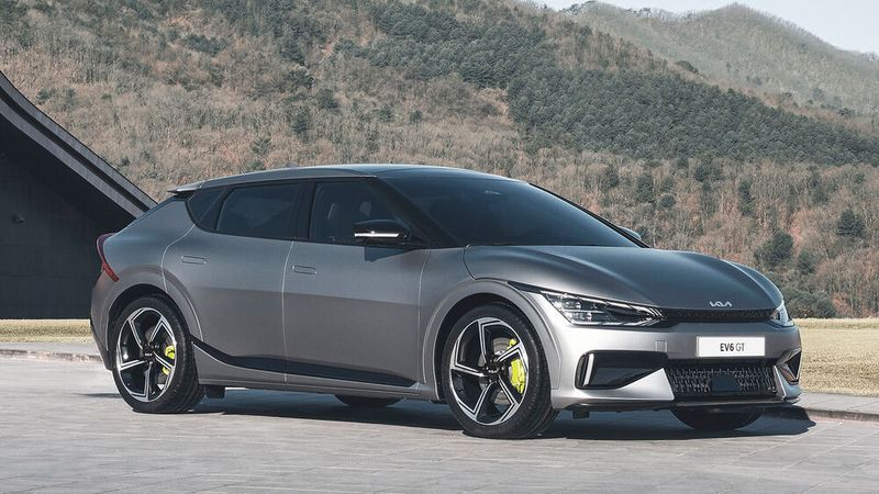 Mit e-Soul und e-Niro hat Kia bereits das E-Mobilitäts-Pflichtprogramm erfolgreich absolviert. Nun folgt der elektrische Verwandte des Hyundai Ioniq 5: Der EV6 – mit einem Hightech-Antrieb. (Bild: Kia)