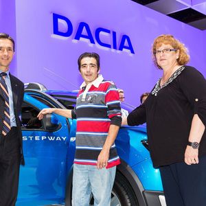 Jubiläums-Dacia: Nicolas Wertans, Senior Vice President Global Sales der Renault-Gruppe (re.), übergab den dreimillionsten Dacia – einen Sandero Stepway –  im Rahmen des Pariser Autosalons an seinen neuen spanischen Besitzer Andres Palomo Paz (Mitte).