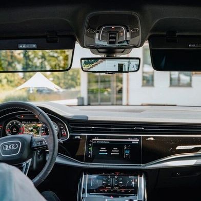 Gentex has developed an impressive automotive portfolio from smoke detector technology. This includes camera-based rearview mirrors and dimmable glass. (Image: Gentex GmbH)