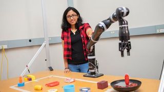 Lakshmi Nair mit dem MacGyver-Roboter. (RAIL, gatech.edu)