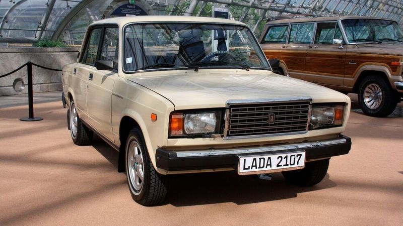 Meistverkauftes sowjetisches Volksauto: Der Fiat 124 wurde ab 1970 als Lada in Lizenz gebaut und auch in die DDR und bzw. die Bundesrepublik exportiert. Zwischen 1970 und 2014 wurden sieben Typen des Schigulis gebaut. Es entstanden ca. 17,3 Millionen Exemplare. 1976 waren die Schiguli mit jährlich 682.000 Einheiten weltweit die Automodellreihe mit dem größten Produktionsausstoß noch vor dem VW Golf und dem Oldsmobile Cutlass. Anstatt der Bezeichnung Schiguli wurde in einigen Exportländern der Name Lada verwendet, ab 1976 auch in der DDR. Später wurde die Bezeichnung als Lada generell und auch im Inland übernommen. 1975 machte die Schiguli-Produktion ca. 50% der Automobilproduktion in der UdSSR aus. (Bild: autodrom)