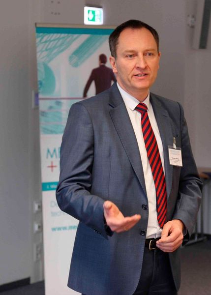 ... Thomas Ullmann von der Mechatronic AG dazu ein, die zweite Generation des gemeinsam entwickelten Drug Dispensers in Augenschein zu nehmen. (Bild: Reinhardt)