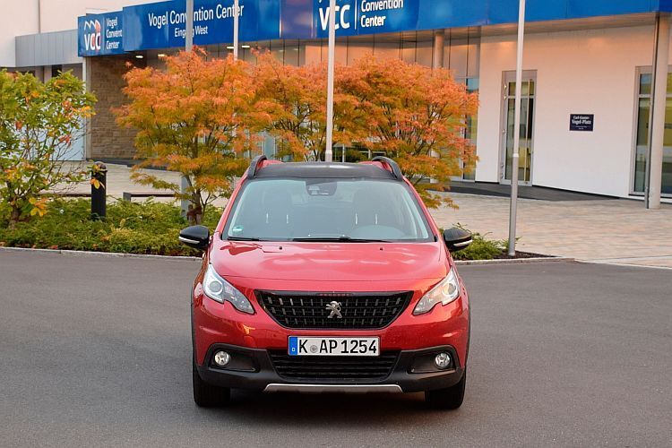 Auch der seit dem Facelift deutlich größere Kühlergrill trägt fröhliches Schwarz. (Rosenow)