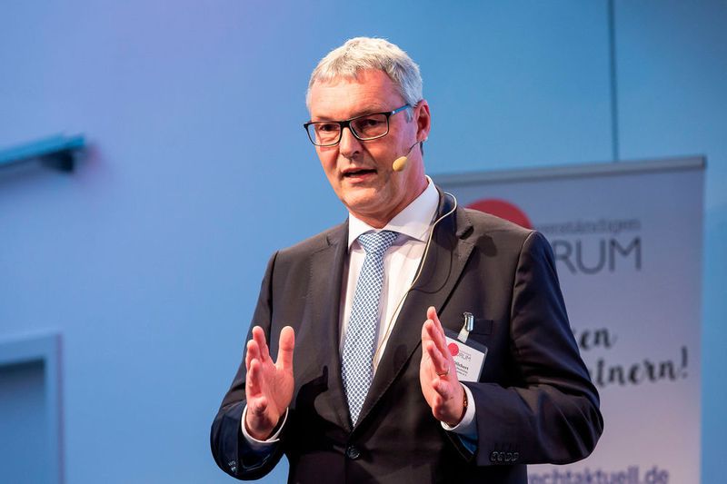 Rechtsanwalt Ulrich Dilchert beleuchtete die wettbewerbsrechtlichen Haftungsrisiken. (Stefan Bausewein)