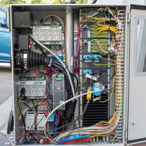 Zentrale Steuereinheit mit Rechner für die intelligente Fahrzeugregelung und Anschlüssen(Bild:  Elvira Eberhardt, Uni Ulm)