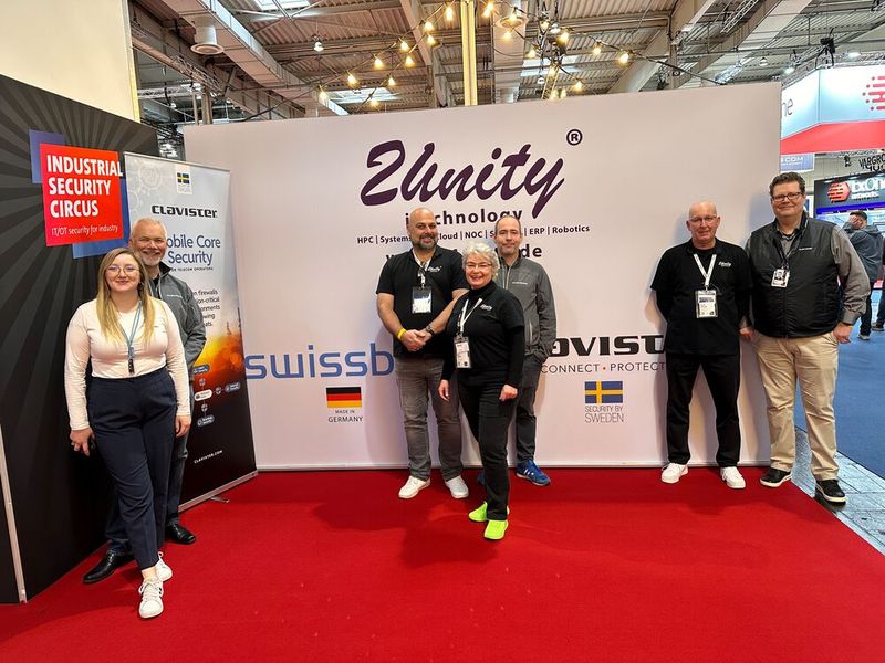 Auf dem Stand bleiben keine Fragen offen - das 21unity-Team ist mit Swissbit und Clavister auf der Messe. (Bild: Vogel IT-Medien)