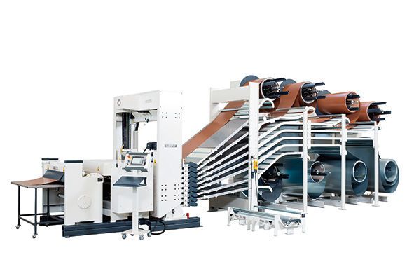 Die Forstner-Achtfach-Abcoilanlage mit programmierbarer Richtanlage sorgt für maßgenaue und markierungsfreie Zuschnitte vom Breitband. (Bild: Forstner)