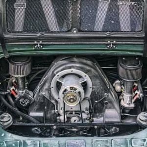 Aus dem Basismotor des Porsche 356 bzw. 912 holt Kamm 190 PS, unter anderem durch eine Vergrößerung des Hubraums von 1,6 auf 2,0 Liter und weitere Maßnahmen. Eine eigens entwickelte „Carbon-Carrera-Kühlung“ imitiert das Aussehen des Carrera-Motors des 356 („Fuhrmann-Motor“). Unterstützt werden die Ungarn dabei vom Schweizer Motorsportexperten JPS Aircooled.(Bild:  Kamm)