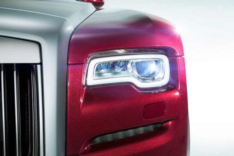 Unter anderem haben die Entwickler dem Ghost neue Scheinwerfer... (Foto: Rolls-Royce)