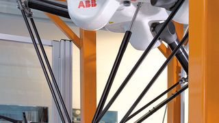 Ein Flexpicker platziert die Wurstpackungen in der gewünschten Anordnung in der Einschweißvorrichtung.  (Bild: ABB)