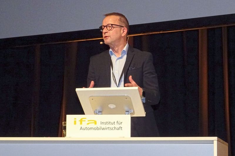 ... bevor IFA-Direktor Stefan Reindl die Moderation des 19. Branchengipfels übernahm. (Seyerlein / »kfz-betrieb«)