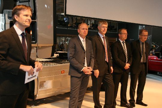Die Scania-Verantwortlichen stellten sich den Fragen der Journalisten (von links): Erik Ljungberg (Senior Vice President, Corporate Relations), Henrik Henriksson (Senior Vice President, Trucks), Bengt Thorsson (Member of Group Management Executive Regional Director, Region Central, Northern and Eastern Europe), Robert Sobocki (Senior Vice President, Scania Engines) und Jonas Hofstedt (Senior Vice President, Powertrain Development). (Archiv: Vogel Business Media)
