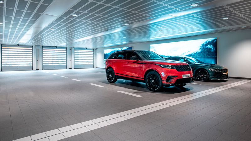 Das Highlight für die Servicekunden ist eine dreispurige Drive-in-Rezeption. (Bild: Jaguar Land Rover)