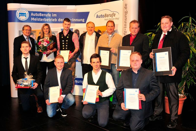 Die Prüfungsbesten unter den Technikern und ihre Ausbilder auf der Freisprechungsfeier in München. (Zietz)