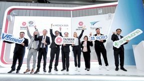 Präsentierten am ersten Tag der Medica die neuesten Lösungen des Landes: (v.l.) James Lee (Chief Operating Officer, V5med Inc), Jimmy Fan (Senior Project Manager, Medimaging Integrated Solution, Inc), Brian Lee (Director of the Strategic Marketing Department von Taitra), Mei-Shun Lo (Director General, Taipei Representative Office in Germany, Frankfurt am Main), Simon Wang (President &amp; CEO of Taiwan External Trade Development Council), Elena Walter, (Project Manager, Medica), Debbie Liao (Deputy Director des Industry Marketing Department of Taitra), Emmanuel Felix Lespron (Global Sales Manager, Eped Inc.), Allen C.L. Hsu (M.D., Consultant, Shennona Co., Ltd.) (Bild: Taitra)